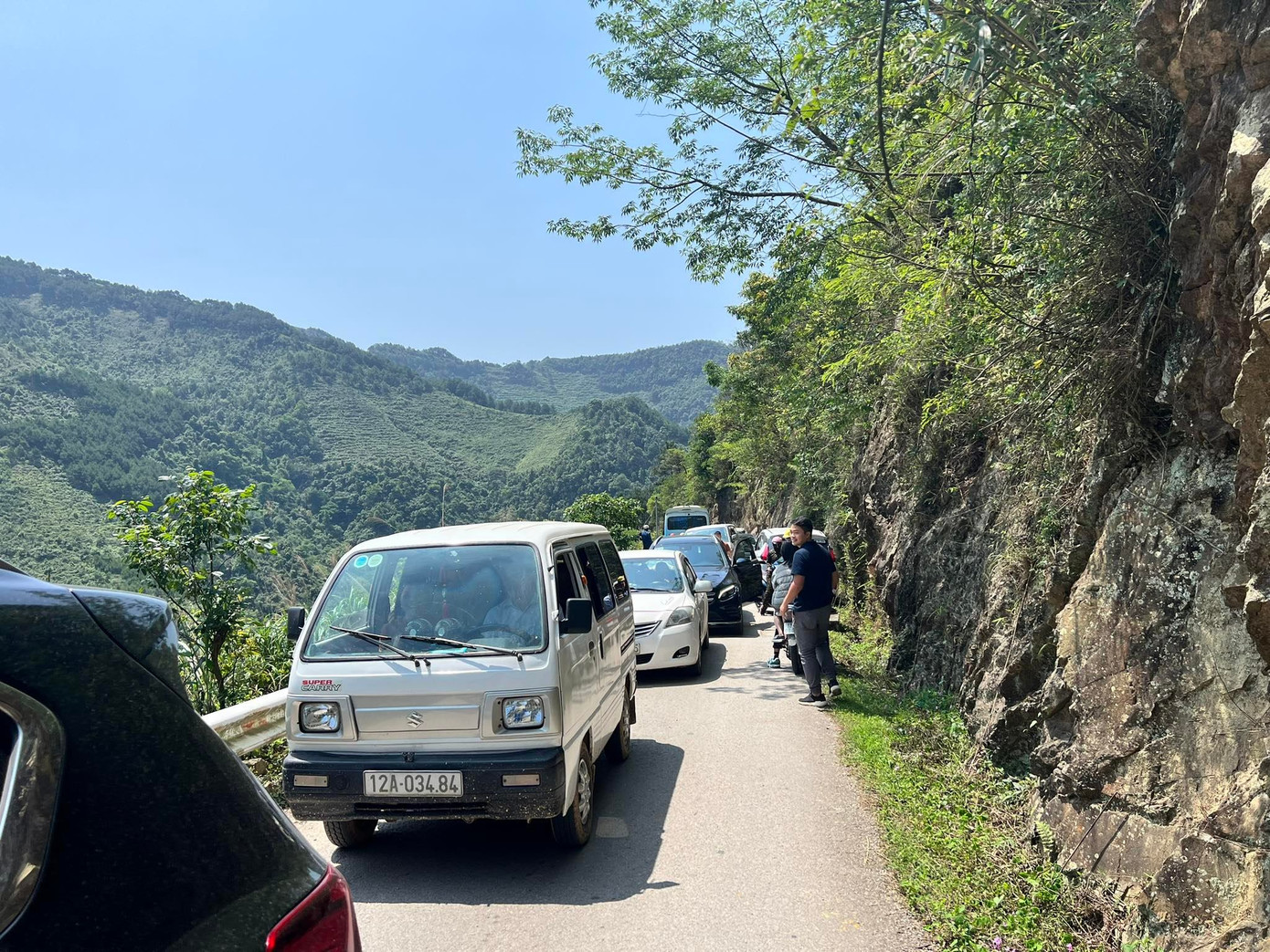 Nhiều đoạn đường quá nhỏ, chạy trên bờ vực sâu