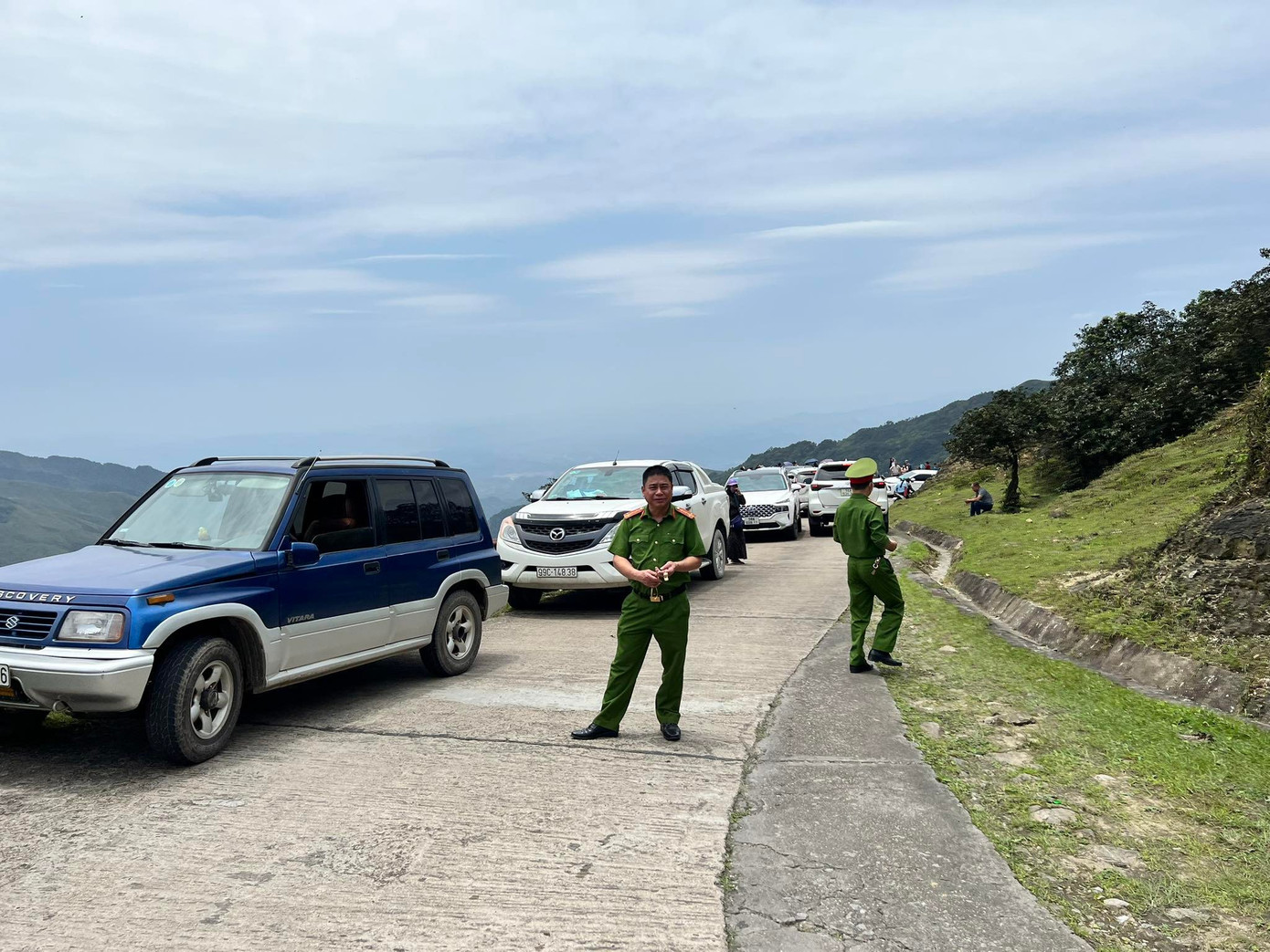 Công an căng mình làm nhiệm vụ