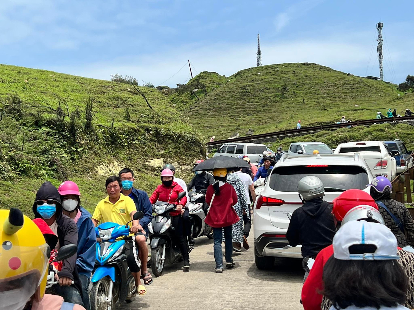 Xe máy và ô tô bị ùn tắc đoạn gần lên đến đỉnh Mẫu Sơn