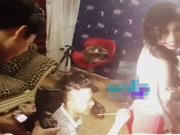 Cận cảnh màn diễn nhố nhăng trong clip của Elly T…