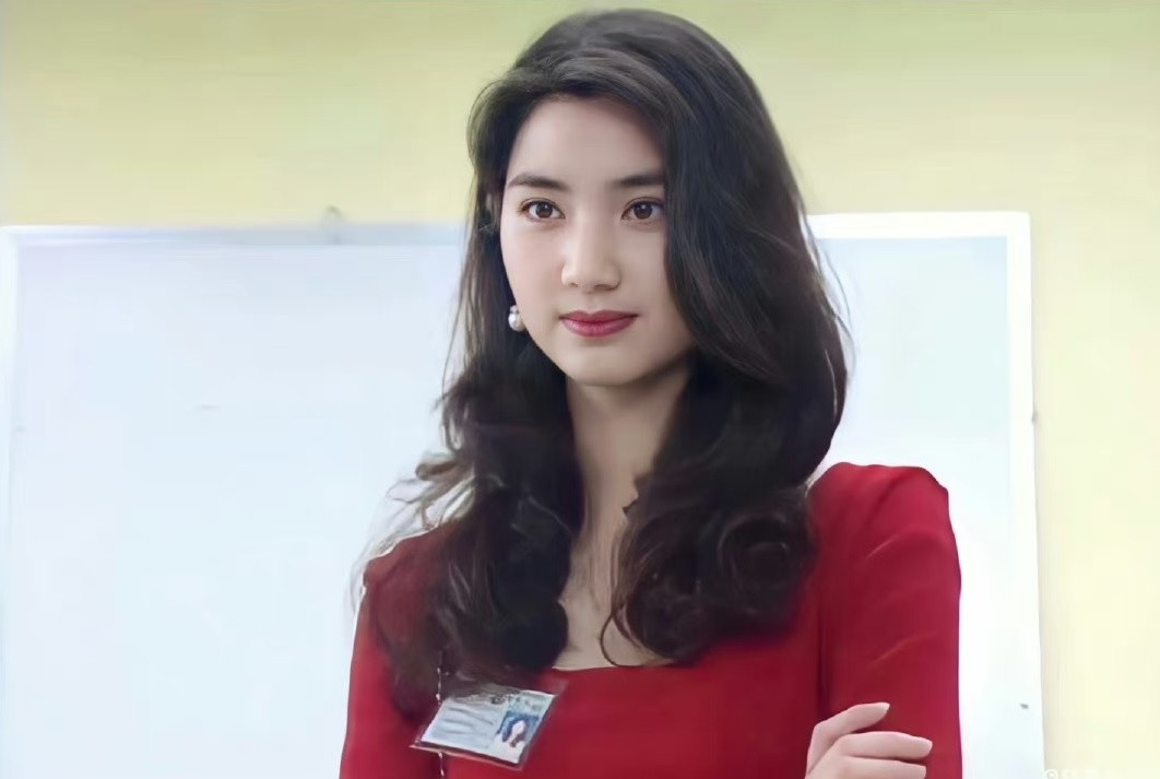 Từ một ngôi sao được khán giả thương cảm, Hồng Hân bị quay lưng vì những tuyên bố bất nhất. Từ một ngôi sao được khán giả thương cảm, Hồng Hân bị quay lưng vì những tuyên bố bất nhất.