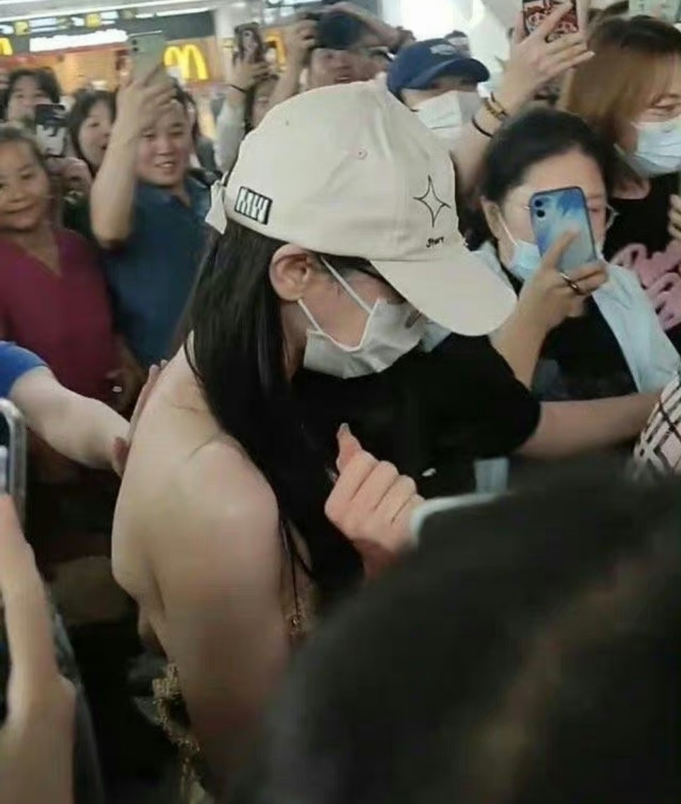 Địch Lệ Nhiệt Ba bị động chạm cơ thể tại sân bay. Địch Lệ Nhiệt Ba bị động chạm cơ thể tại sân bay.