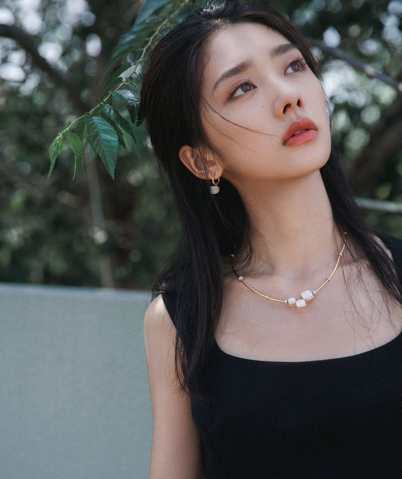 Vương Lộ Ảnh cao 1,67 m. Dù chưa có vai diễn cổ trang, nữ diễn viên 10X vẫn được đánh giá là có gương mặt sáng, rất hợp với các phim cổ đại.