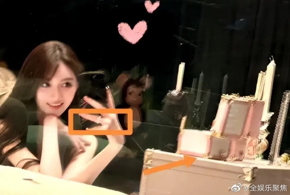 Cả hai đeo nhẫn giống nhau. Huỳnh Hiểu Minh từng đưa Diệp Kha về ra mắt gia đình.