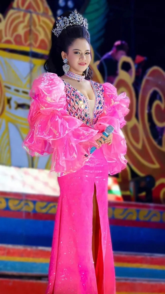 Nữ ca sĩ Thái Lan qua đời ngay trong bữa tiệc sinh nhật.