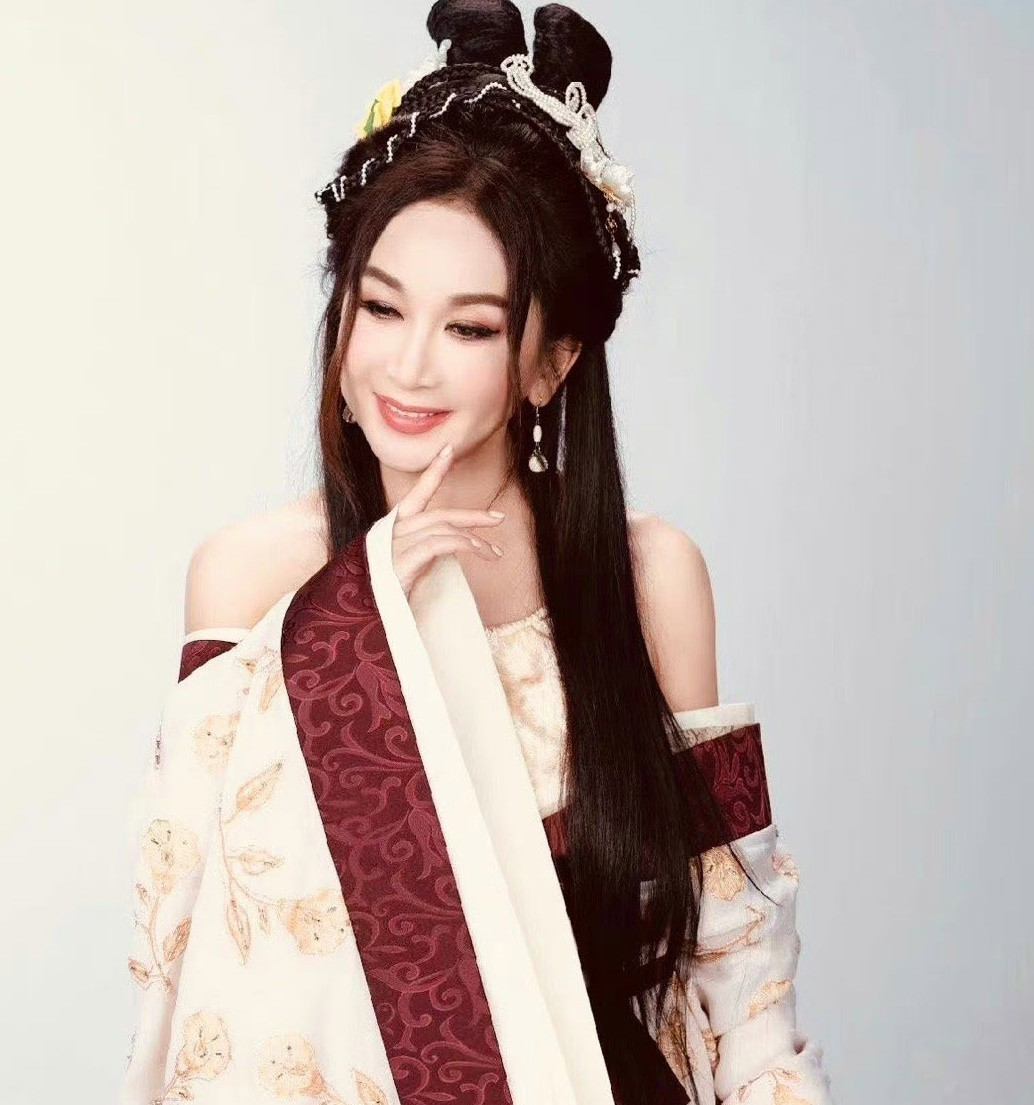 Ôn Bích Hà và Trịnh Tử Thành gặp lại sau 22 năm. Ôn Bích Hà và Trịnh Tử Thành gặp lại sau 22 năm.