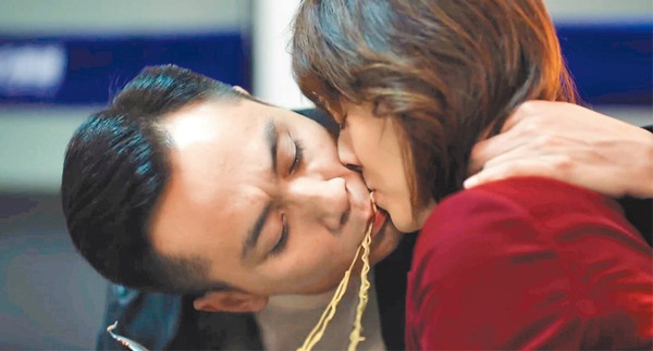 Ngoài ra, còn có những nụ hôn bị cho là "mất vệ sinh" như cảnh trong phim On The Road của Lưu Diệp và Mã Y Lợi. Thậm chí, cảnh quay này còn được đặt tên là "nụ hôn mỳ tôm" và người xem không tiếc lời chê. Trong Ông chồng quốc dân, Hùng Tử Kỳ cũng có nụ hôn khi ăn bị đánh giá quá "sến".