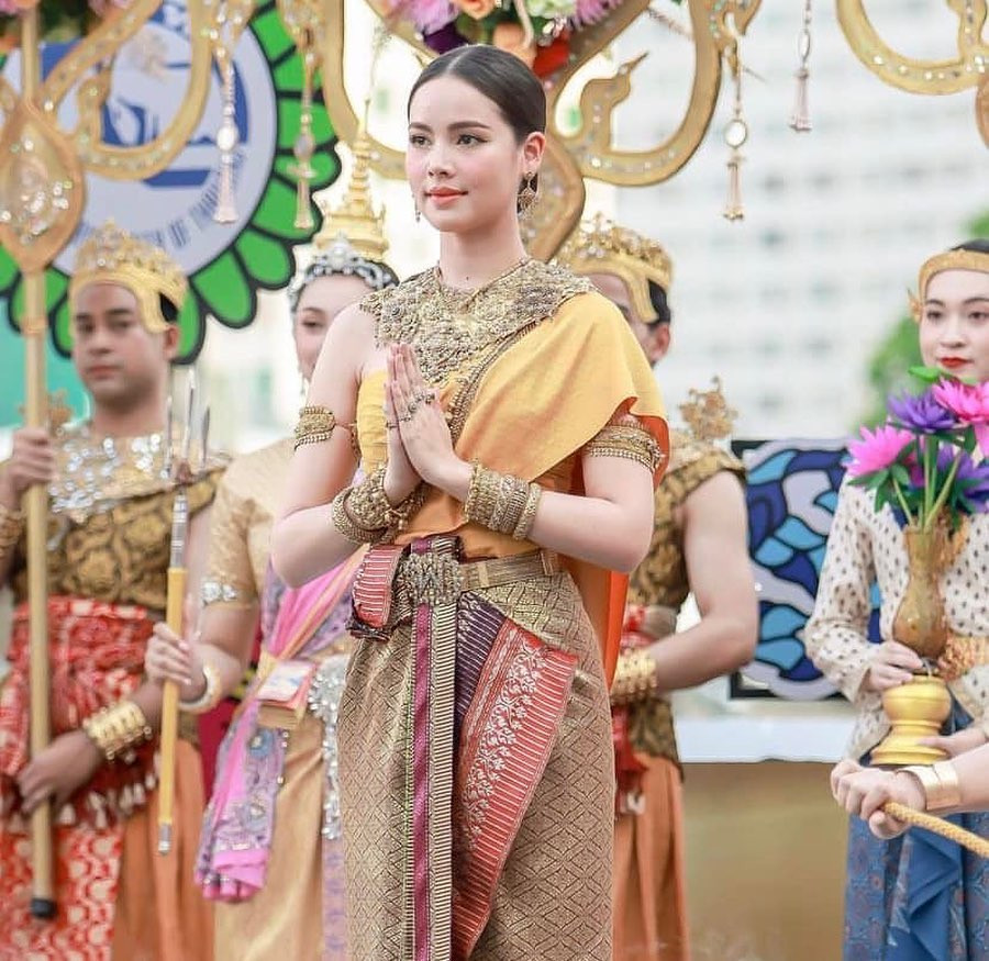 Theo thống kê của trang Bangkok Poll, Yaya Urassaya nằm trong top 3 ngôi sao Thái Lan mà người dân muốn chơi té nước cùng nhiều nhất. Bên cạnh đó còn có nữ ca sĩ Lisa (thành viên nhóm nhạc BlackPink) và nam diễn viên Nadech Kugimiya, bạn trai Yaya.