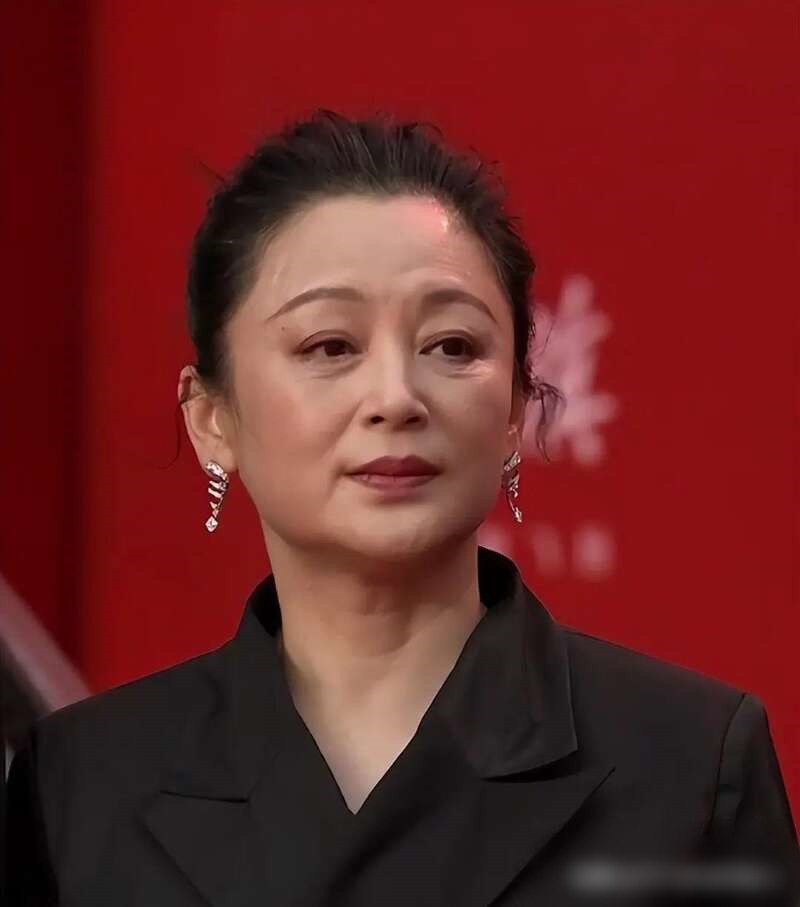 "Đệ nhất mỹ nhân Trung Quốc" Trần Hồng cũng không tránh khỏi dấu vết thời gian. Mới đây, khi nữ diễn viên 55 tuổi tham dự Liên hoan phim quốc tế Bắc Kinh, bà lộ ngoại hình tăng cân và nhiều nếp nhăn hơn.