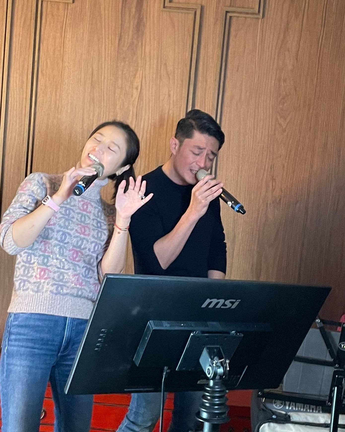 Ông xã Hoắc Kiến Hoa trổ tài ca hát chúc mừng ngày vui của vợ.