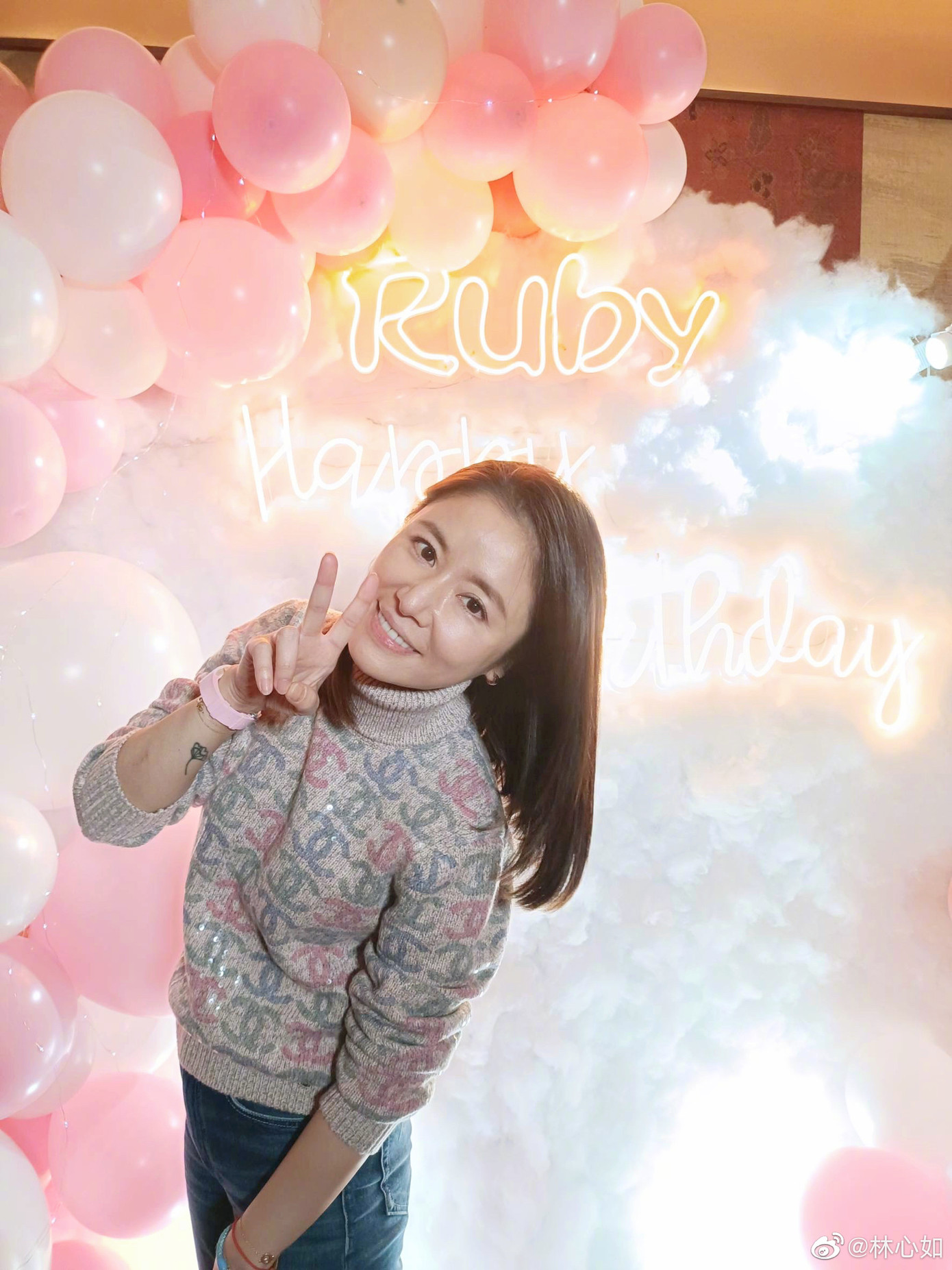 Lâm Tâm Như chia sẻ hình ảnh các bữa tiệc sinh nhật được bạn bè tổ chức.