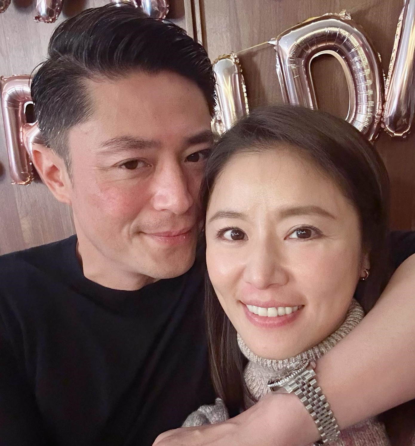 Ông xã Hoắc Kiến Hoa trổ tài ca hát chúc mừng ngày vui của vợ.