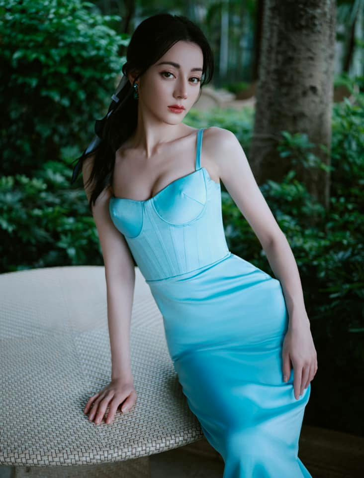 Địch Lệ Nhiệt Ba o ép vòng một. Địch Lệ Nhiệt Ba o ép vòng một.