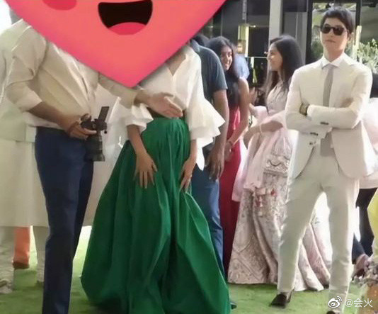 Song Joong Ki hạnh phúc bên vợ tham dự hôn lễ. Song Joong Ki hạnh phúc bên vợ tham dự hôn lễ.