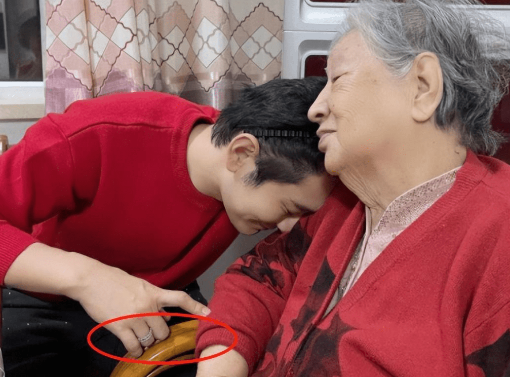 Cả hai đeo nhẫn giống nhau. Huỳnh Hiểu Minh từng đưa Diệp Kha về ra mắt gia đình.