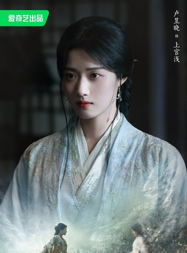 Theo Sohu, từ khi phim Vân chi vũ phát sóng, chuyện tình giữa nàng sát thủ phái Vô Phong - Thượng Quan Thiển (Lư Dục Hiểu) và nhị thiếu gia tài giỏi của Cung Môn - Cung Thượng Giác đã gây chú ý cho người xem. Thượng Quan Thiển có nhiệm vụ xâm nhập vào Cung Môn, tiếp cận Cung Thượng Giác để tìm hiểu thông tin, hòng tiêu diệt Cung Môn. Trong khi đó, Cung Thượng Giác giữ vai trò cung chủ của Giác cung, là một trong những người quan trọng nhất, gánh vác trách nhiệm đối ngoại, buôn bán nuôi sống Cung Môn. Chàng luôn căm thù phái Vô Phong - những kẻ đã sát hại mẹ và em trai mình.