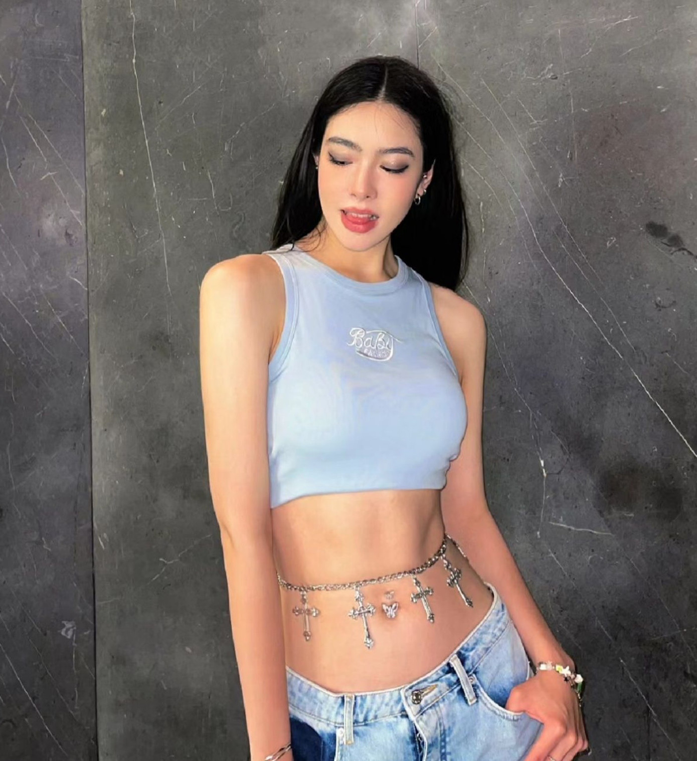 Hạ Di Văn có vẻ đẹp lai Tây nóng bỏng.