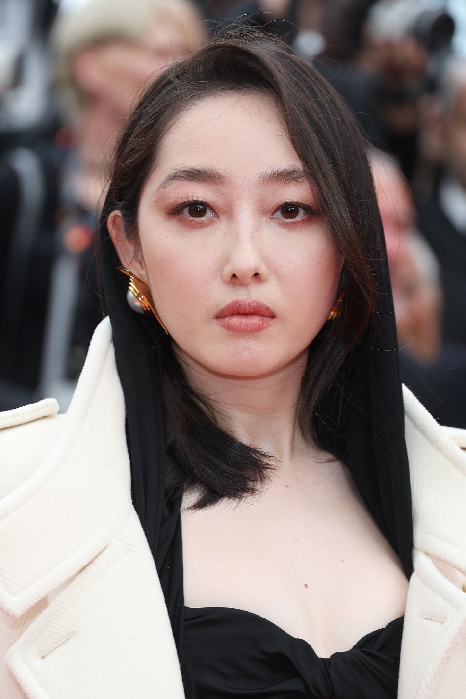 Tưởng Mộng Tiệp sinh năm 1989, từng nổi tiếng khi đảm nhận vai diễn Lâm Đại Ngọc trong Tân Hồng lâu mộng (2010). Nữ diễn viên từng được đạo diễn Lý Thiếu Hồng coi trọng nhờ ngoại hình đẹp, vóc dáng nổi bật, cùng khả năng vũ đạo tốt. Tuy nhiên, khi đoàn làm phim Tân Hồng lâu mộng vướng tin có hành vi đổi tình lấy vai diễn, Tưởng Mộng Tiệp lại lên tiếng dù không được công ty quản lý cho phép. Sau đó, Tưởng Mộng Tiệp bị đạo diễn Lý Thiếu Hồng và công ty Vinh Tín Đại gần như đóng băng hoạt động. Do đó, cô quyết định rời khỏi Vinh Tín Đạt. Song nữ diễn viên và công ty quản lý xảy ra tranh chấp, khiến sự nghiệp Tưởng Mộng Tiệp bế tắc trong thời gian dài.