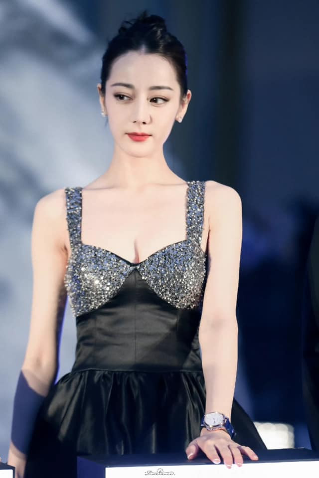 Địch Lệ Nhiệt Ba đang trong giai đoạn quan trọng của sự nghiệp. Nữ diễn viên sinh năm 1992 quyết tâm chuyển sang đóng dòng phim chính kịch để nâng cao kỹ năng diễn xuất, đồng thời chứng minh năng lực của mình. Nhiều tháng qua, cô không tham gia các sự kiện thảm đỏ. Địch Lệ Nhiệt Ba đang trong giai đoạn quan trọng của sự nghiệp. Nữ diễn viên sinh năm 1992 quyết tâm chuyển sang đóng dòng phim chính kịch để nâng cao kỹ năng diễn xuất, đồng thời chứng minh năng lực của mình. Nhiều tháng qua, cô không tham gia các sự kiện thảm đỏ.