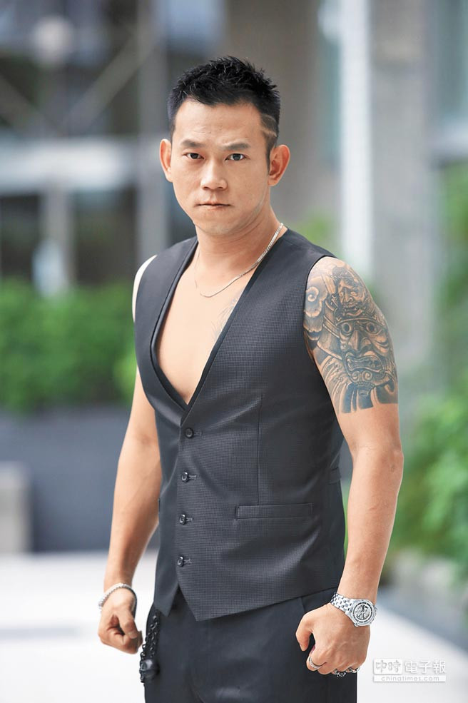 Nhan Chính Quốc từng là sao nhí nổi tiếng bậc nhất Đài Loan, tham gia nhiều phim của đạo diễn Hầu Hiếu Hiền, được gọi là "cậu bé vàng". Nhưng anh nhiều lần phạm tội, từng phải đeo còng tay để tham gia tang lễ của cha.