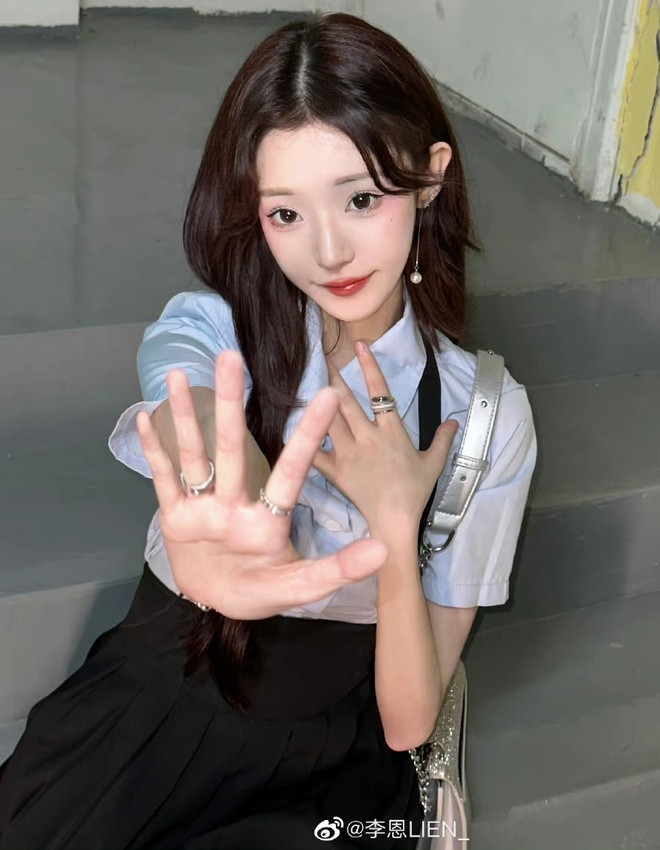 Bạn gái cũ của Ngô Diệc Phàm là Đô Mỹ Trúc (ảnh phải) vướng vào lùm xùm đổi tình lấy vai diễn.