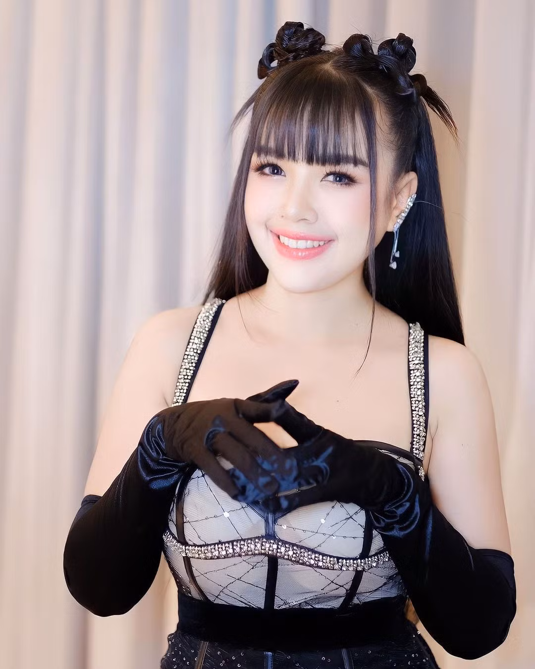 Janey Ratchanok Suwannaket có gương mặt trẻ thơ, phong cách gợi cảm. Cô còn là bà bầu của một số tài năng nhí Thái Lan. Janey Ratchanok Suwannaket có gương mặt trẻ thơ, phong cách gợi cảm. Cô còn là bà bầu của một số tài năng nhí Thái Lan.