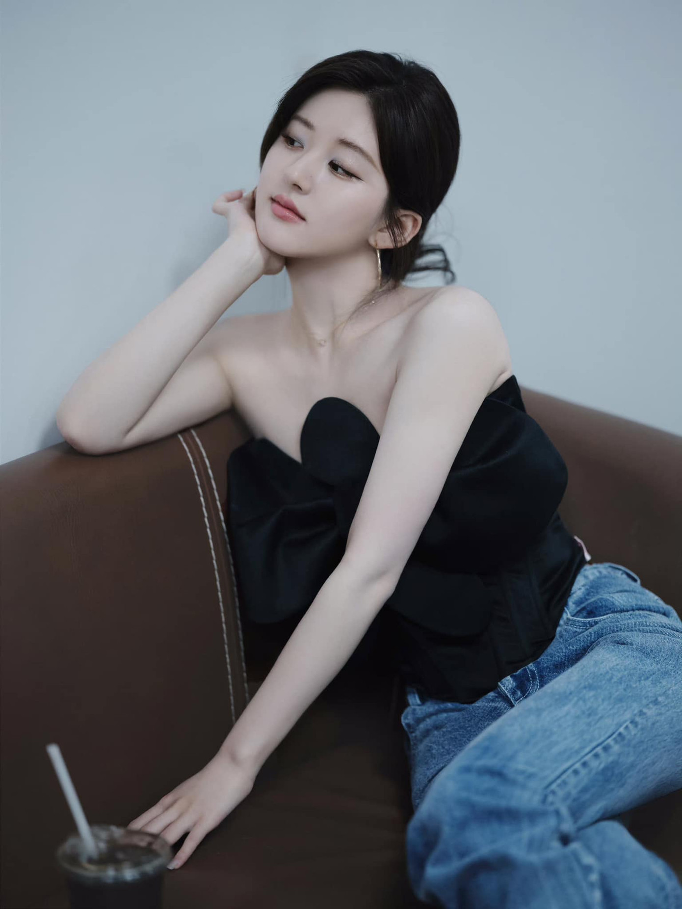 Triệu Lộ Tư được ưu ái lăng xê, nhưng cũng vì thế chỉ muốn đóng phim kiếm tiền nhanh mà không trau dồi diễn xuất.