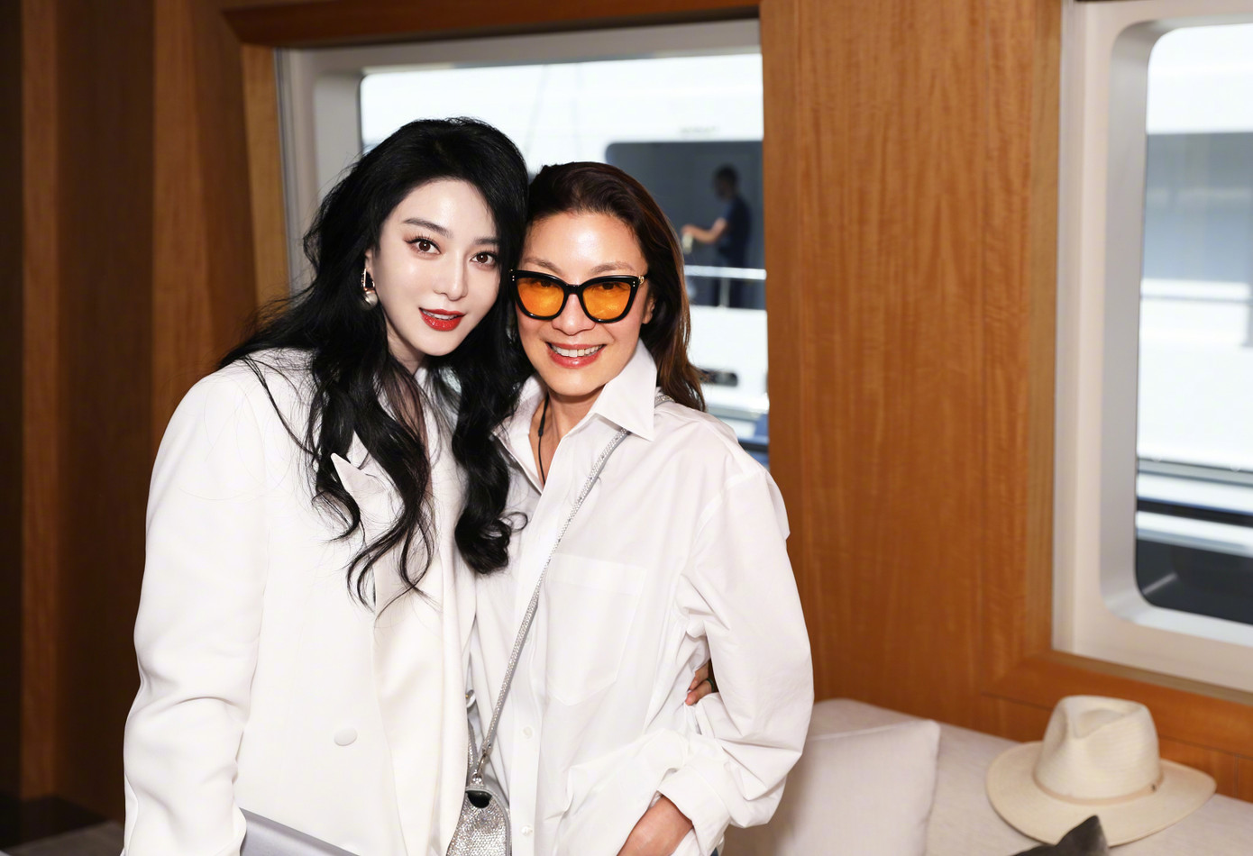 Phạm Băng Băng chụp ảnh với vô số các minh tinh, người nổi tiếng, như một cách chứng minh sức ảnh hưởng, quyền lực của cô.