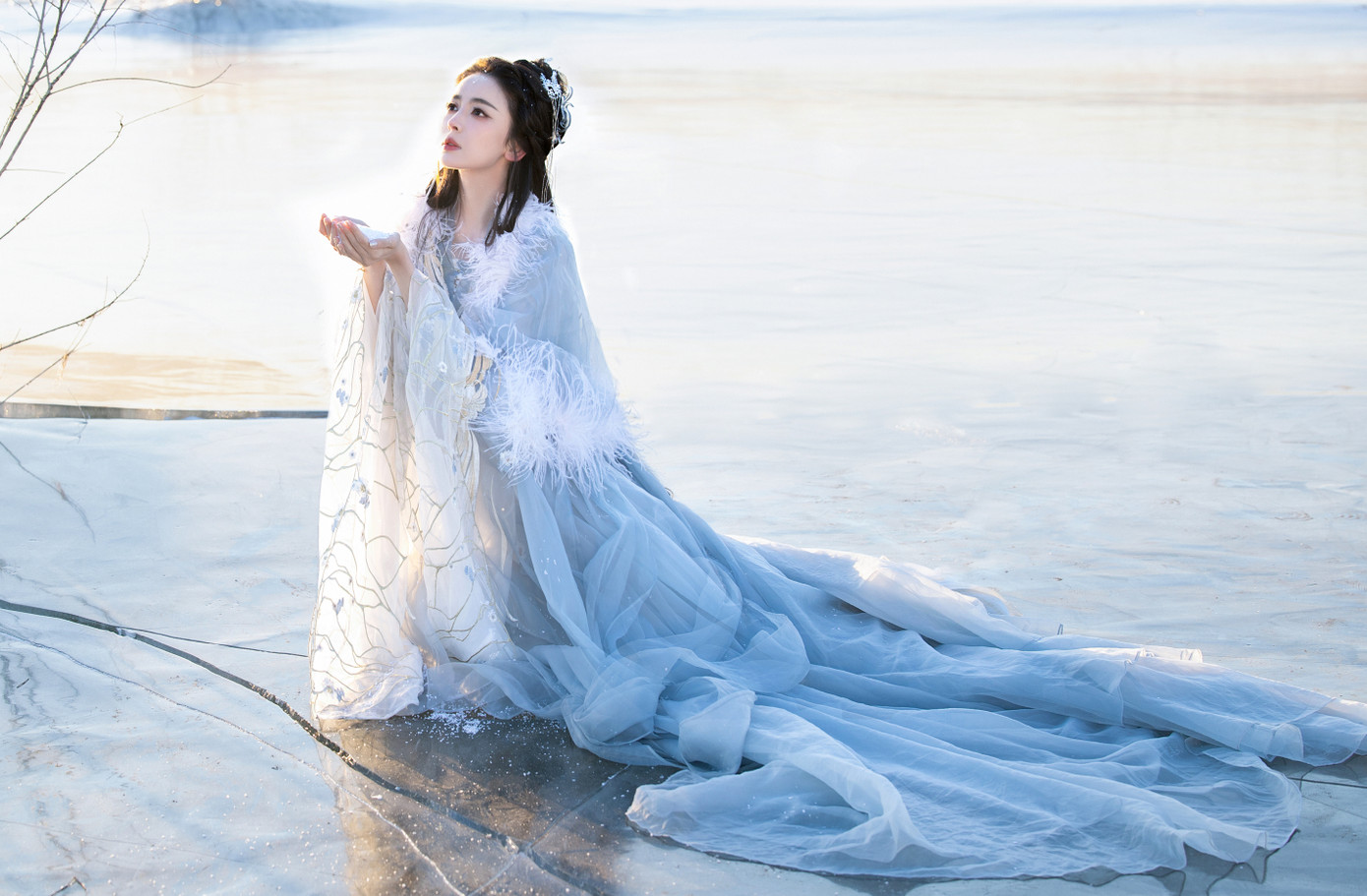 Na Trát bị gọi là "bình hoa di động" trên màn ảnh. Na Trát bị gọi là "bình hoa di động" trên màn ảnh.