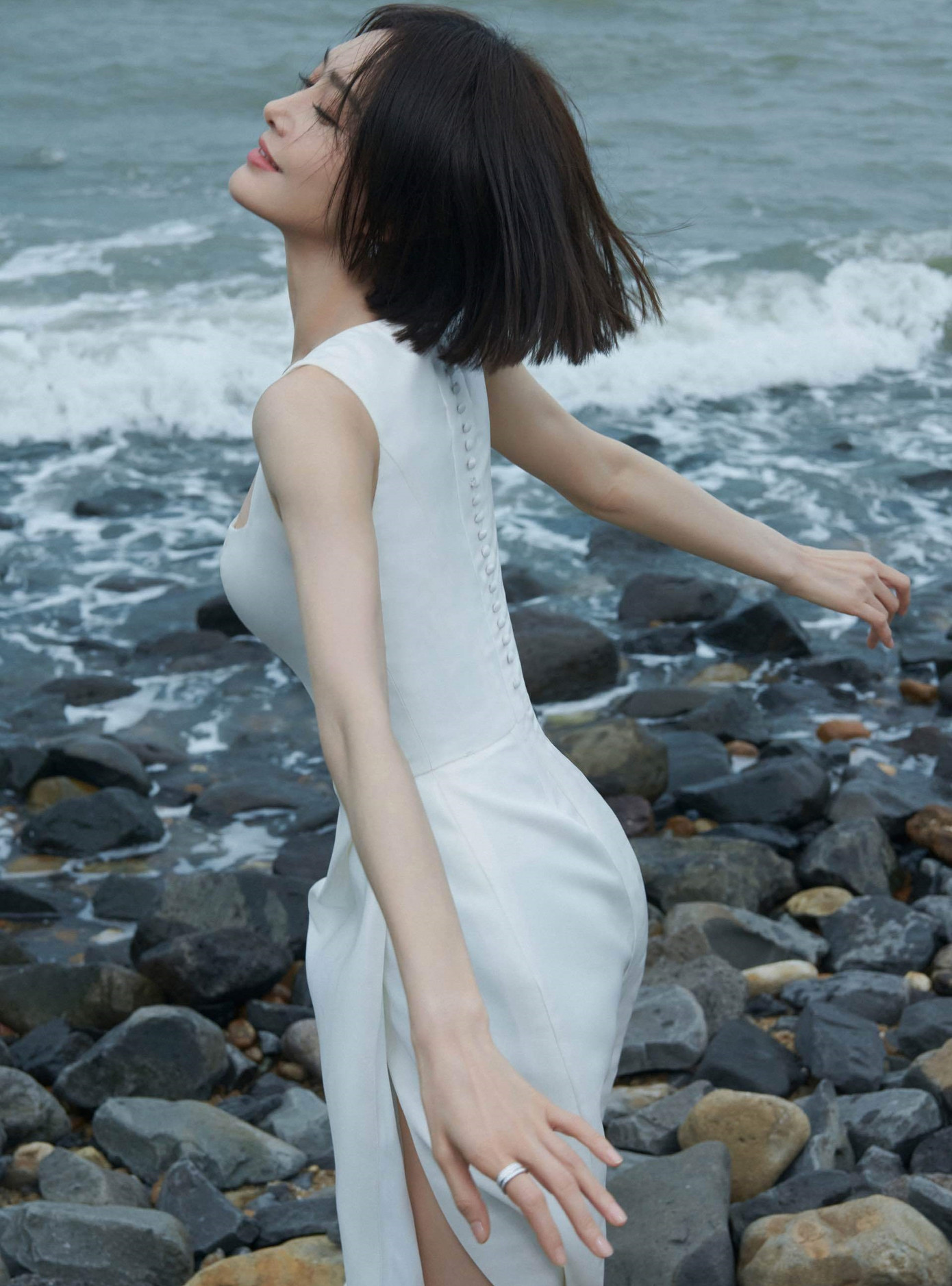 Cô ấy tỏa sáng là bộ phim về đề tài công sở. Đây là dạng phim phù hợp với lứa tuổi của Tần Lam. Nữ diễn viên không gồng mình để đóng vai thiếu nữ ngây thơ mà lựa chọn đóng dòng phim về nghề nghiệp. Hiện tại, ở tuổi 44, Tần Lam vẫn có sự nghiệp vững chắc. Cô được giao vai chính trong các bộ phim truyền hình, chưa phải chuyển về đóng vai phụ, vai mẹ vì tuổi tác ngày một cao. Trước đó, bộ phim Tất cả về bác sĩ Đường của Tần Lam cũng được đánh giá cao.