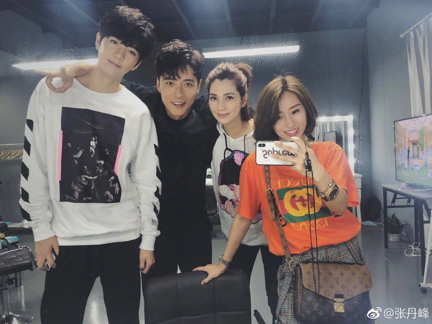 Hồng Hân (áo trắng) khẳng định quản lý Tất Oánh không chen chân vào gia đình cô. Hồng Hân (áo trắng) khẳng định quản lý Tất Oánh không chen chân vào gia đình cô.