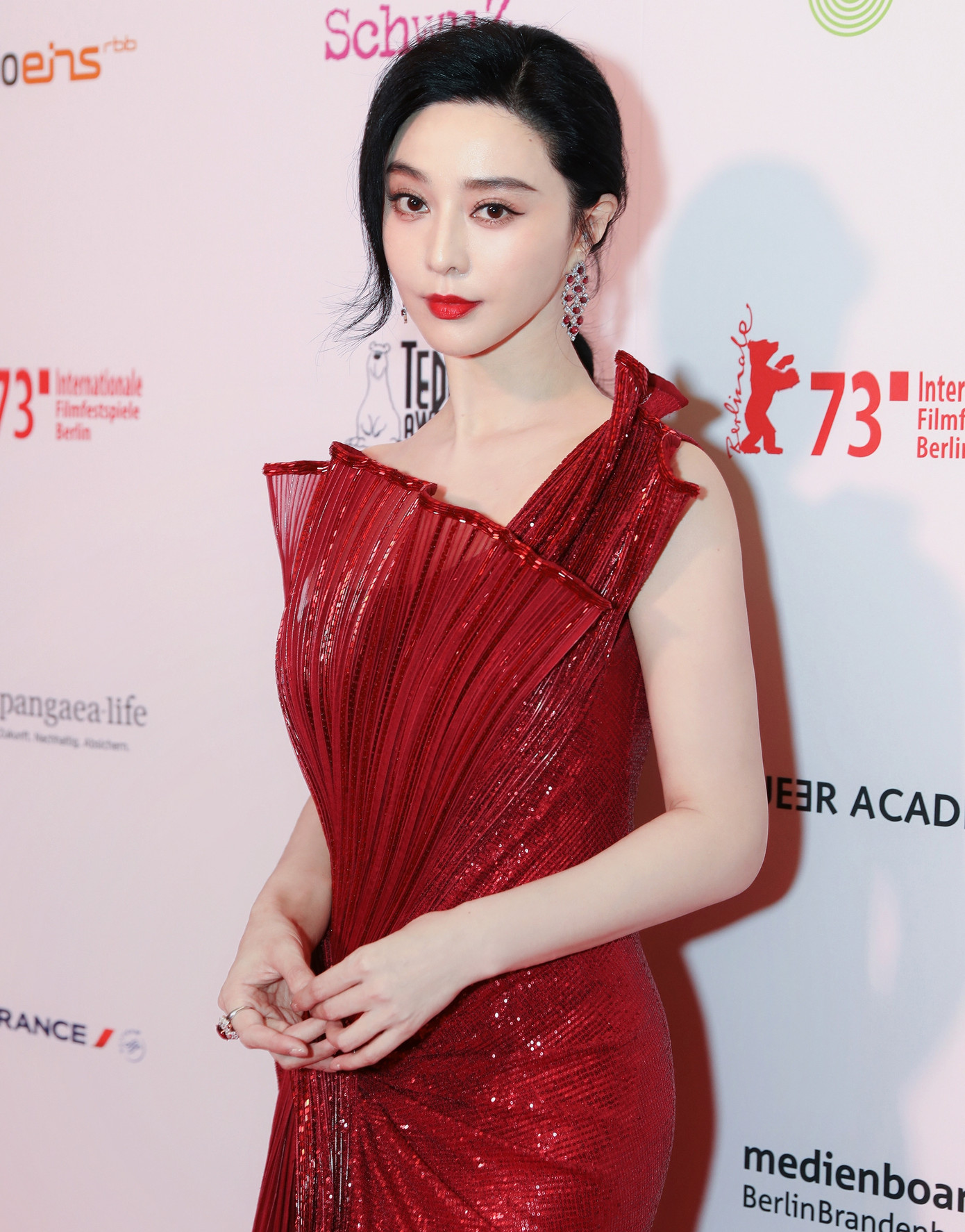 Bên cạnh đó, Sina đánh giá Phạm Băng Băng không thể hiện thái độ hối lỗi khi trả lời truyền thông về quãng thời gian phải ở ẩn vì vi phạm pháp luật. Cô cho biết bản thân đau khổ vì không được đóng phim như ước nguyện, biến bản thân thành người bị hại. Theo Sina, Phạm Băng Băng khó có thể trở lại thời kỳ đỉnh cao, bởi thời gian 5 năm giới giải trí đã có nhiều thay đổi. Bên cạnh những người hâm mộ vẫn chờ đợi nữ diễn viên, công chúng nhiều người không muốn tha thứ cho hành vi phạm pháp của cô. Bên cạnh đó, Sina đánh giá Phạm Băng Băng không thể hiện thái độ hối lỗi khi trả lời truyền thông về quãng thời gian phải ở ẩn vì vi phạm pháp luật. Cô cho biết bản thân đau khổ vì không được đóng phim như ước nguyện, biến bản thân thành người bị hại. Theo Sina, Phạm Băng Băng khó có thể trở lại thời kỳ đỉnh cao, bởi thời gian 5 năm giới giải trí đã có nhiều thay đổi. Bên cạnh những người hâm mộ vẫn chờ đợi nữ diễn viên, công chúng nhiều người không muốn tha thứ cho hành vi phạm pháp của cô.