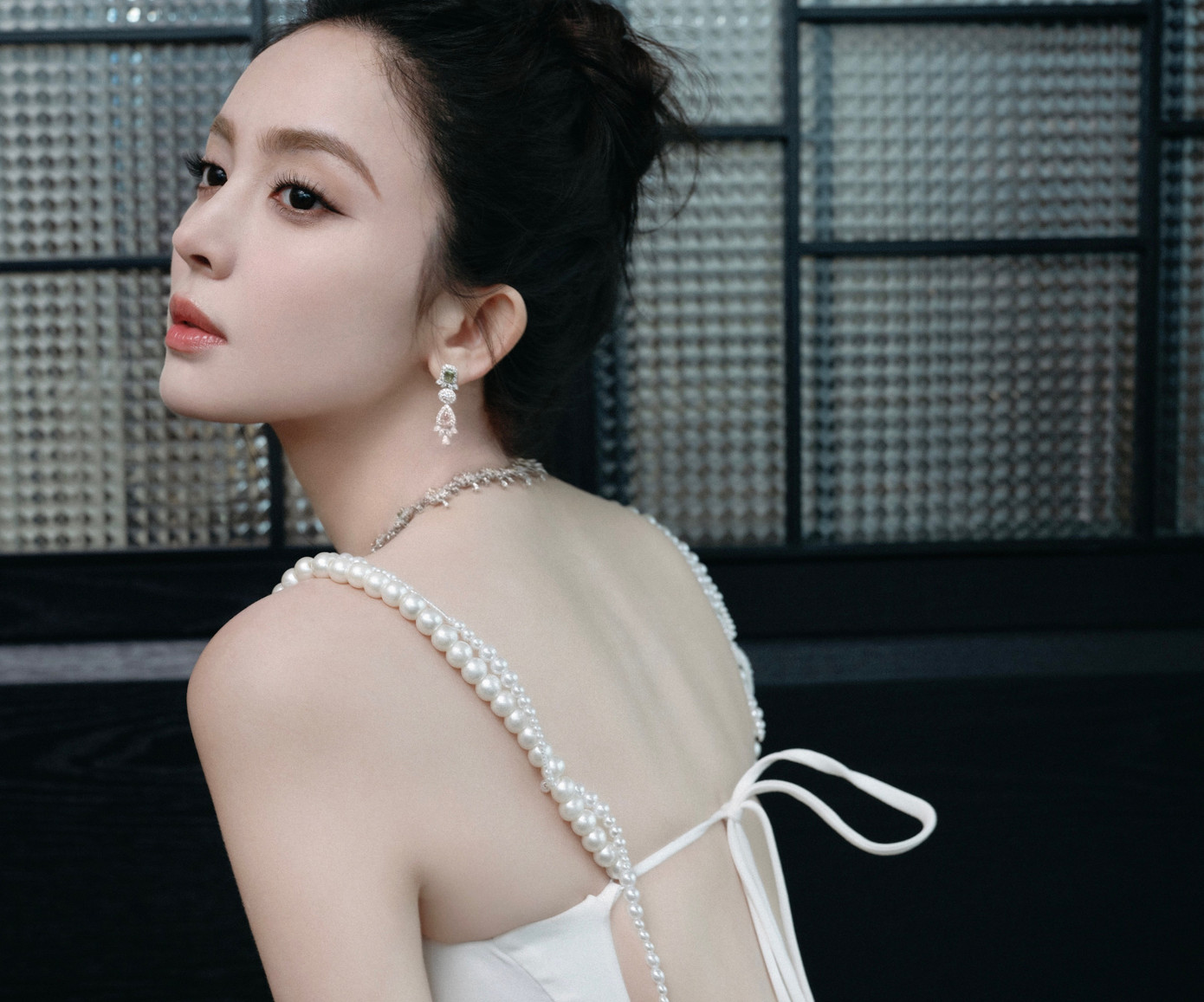 Theo QQ, từ khi gia nhập công ty quản lý Hòa Tụng, các hợp đồng quảng cáo của Cổ Lực Na Trát không tốt như xưa. Trước đó, nhờ ngoại hình nổi bật, nữ diễn viên sinh năm 1992 là gương mặt đại diện của nhiều thương hiệu lớn, thường xuyên trở thành gương mặt trang bìa của các tạp chí đắt giá. Theo QQ, từ khi gia nhập công ty quản lý Hòa Tụng, các hợp đồng quảng cáo của Cổ Lực Na Trát không tốt như xưa. Trước đó, nhờ ngoại hình nổi bật, nữ diễn viên sinh năm 1992 là gương mặt đại diện của nhiều thương hiệu lớn, thường xuyên trở thành gương mặt trang bìa của các tạp chí đắt giá.