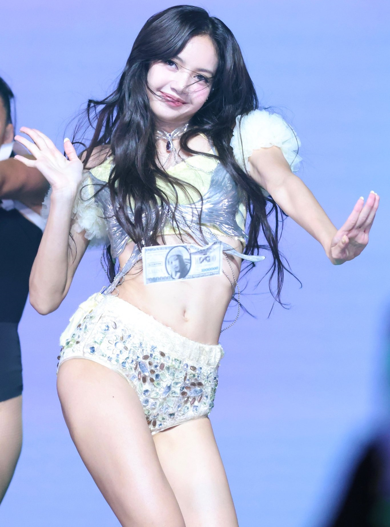 Trang phục biểu diễn của Lisa ngày càng hở bạo. Trang phục biểu diễn của Lisa ngày càng hở bạo.