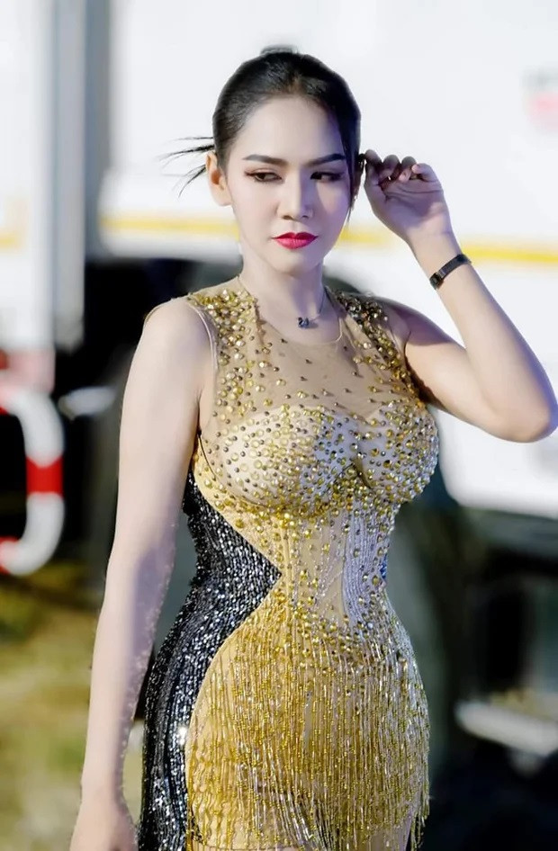 Nữ ca sĩ Thái Lan qua đời ngay trong bữa tiệc sinh nhật.