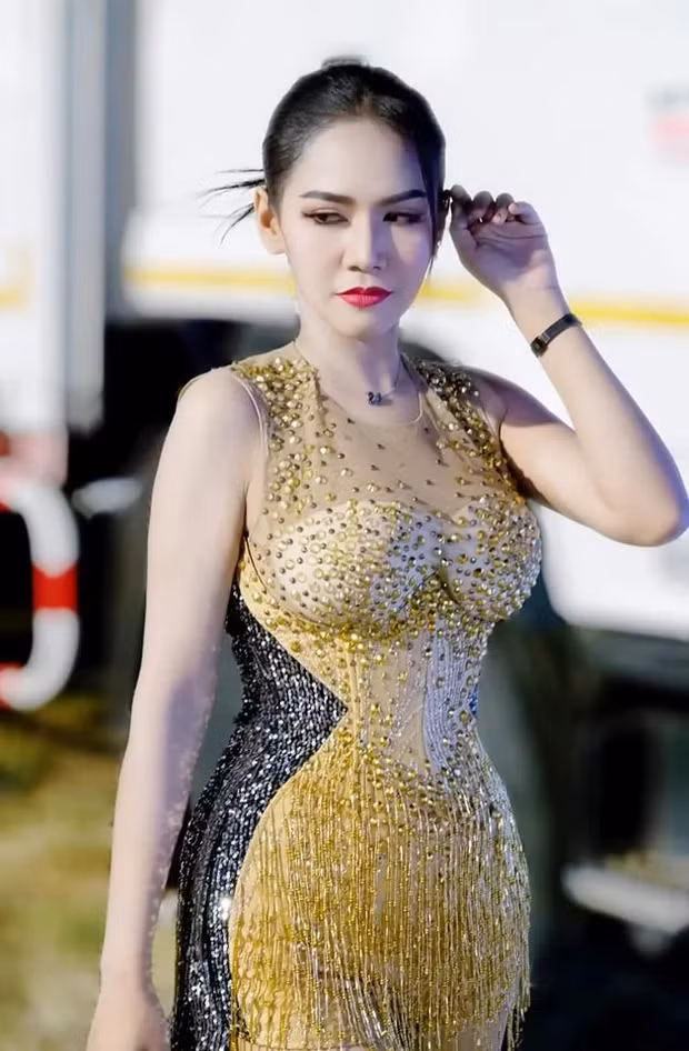Nữ ca sĩ Thái Lan qua đời ngay trong bữa tiệc sinh nhật.