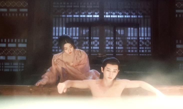 Cảnh tắm của Thượng Quang Thiển (Lư Dục Hiểu) và Cung Thượng Giác (Thừa Lỗi) được đánh giá hấp dẫn dù không có cảnh hôn môi hay động chạm da thịt. Cảnh tắm của Thượng Quang Thiển (Lư Dục Hiểu) và Cung Thượng Giác (Thừa Lỗi) được đánh giá hấp dẫn dù không có cảnh hôn môi hay động chạm da thịt.