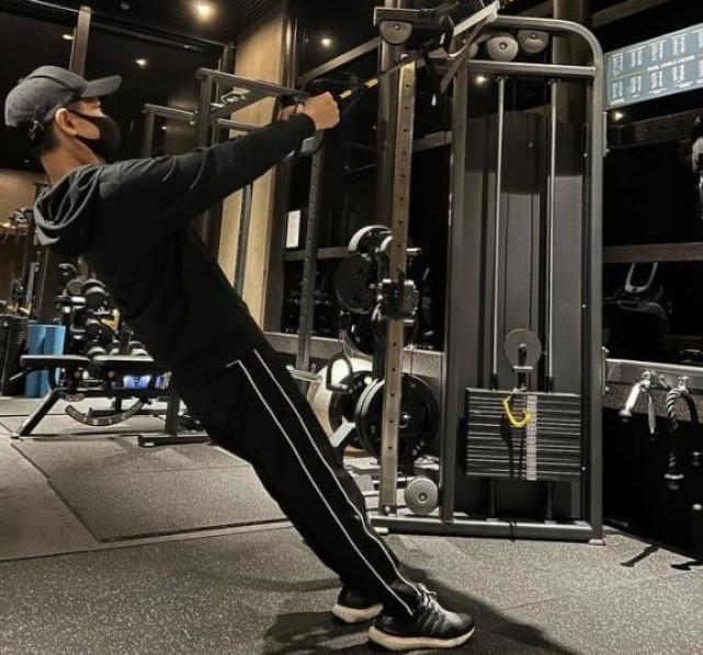 Lâm Chí Dĩnh cùng gia đình đi du lịch sau tai nạn khiến anh phải nhiều lần phẫu thuật mặt. Lâm Chí Dĩnh cùng gia đình đi du lịch sau tai nạn khiến anh phải nhiều lần phẫu thuật mặt.