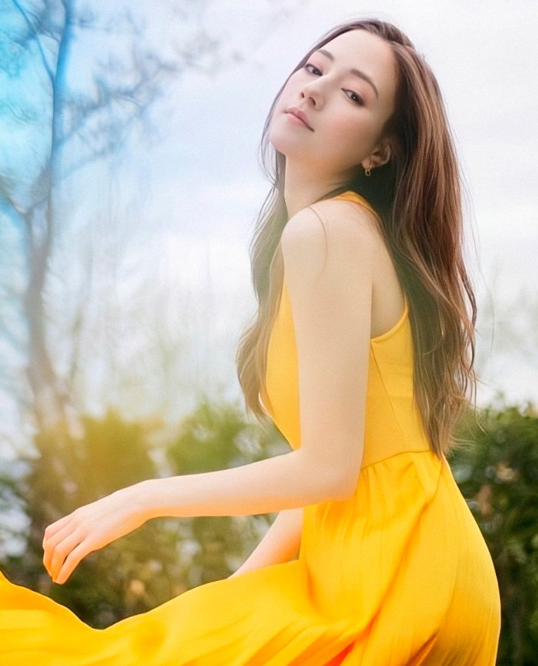 Trước khi lấn sân sang diễn xuất, Na Nhiên Naran (tên tiếng Nga: Narana Erdyneeva) là người mẫu hoạt động tại thị trường Hong Kong, Trung Quốc với chiều cao 1,73 m. Cô mang hai dòng máu Mông Cổ - Nga, nên có vẻ đẹp mang cả nét phương Tây và phương Đông. Trước khi lấn sân sang diễn xuất, Na Nhiên Naran (tên tiếng Nga: Narana Erdyneeva) là người mẫu hoạt động tại thị trường Hong Kong, Trung Quốc với chiều cao 1,73 m. Cô mang hai dòng máu Mông Cổ - Nga, nên có vẻ đẹp mang cả nét phương Tây và phương Đông.