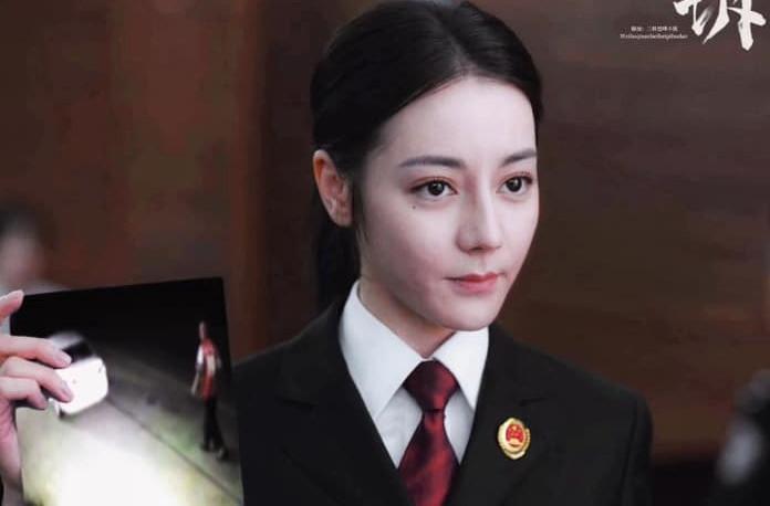 Địch Lệ Nhiệt Ba diễn xuất &quot;gồng&quot;, thiếu tự tin với vai công tố viên. Tương tác của cô và đàn anh Đồng Đại Vi cũng không tốt.