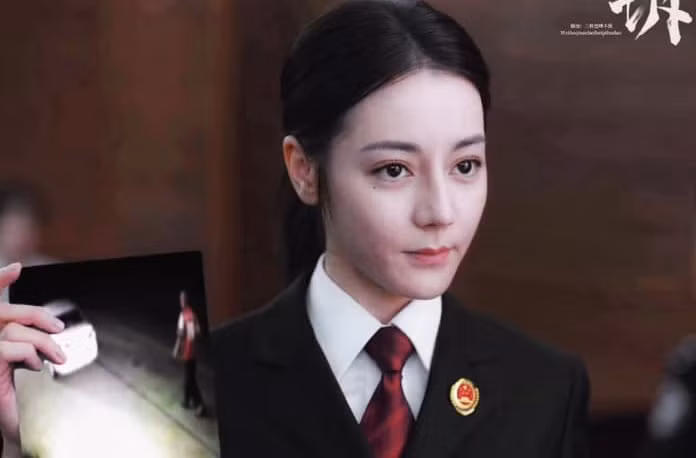Địch Lệ Nhiệt Ba diễn xuất "gồng", thiếu tự tin với vai công tố viên. Tương tác của cô và đàn anh Đồng Đại Vi cũng không tốt. Địch Lệ Nhiệt Ba diễn xuất "gồng", thiếu tự tin với vai công tố viên. Tương tác của cô và đàn anh Đồng Đại Vi cũng không tốt.