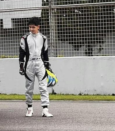 Lâm Chí Dĩnh không từ bỏ niềm đam mê đua xe dù anh suýt mất mạng trên đường tới trường đua. Ảnh: Sohu. Lâm Chí Dĩnh không từ bỏ niềm đam mê đua xe dù anh suýt mất mạng trên đường tới trường đua. Ảnh: Sohu.