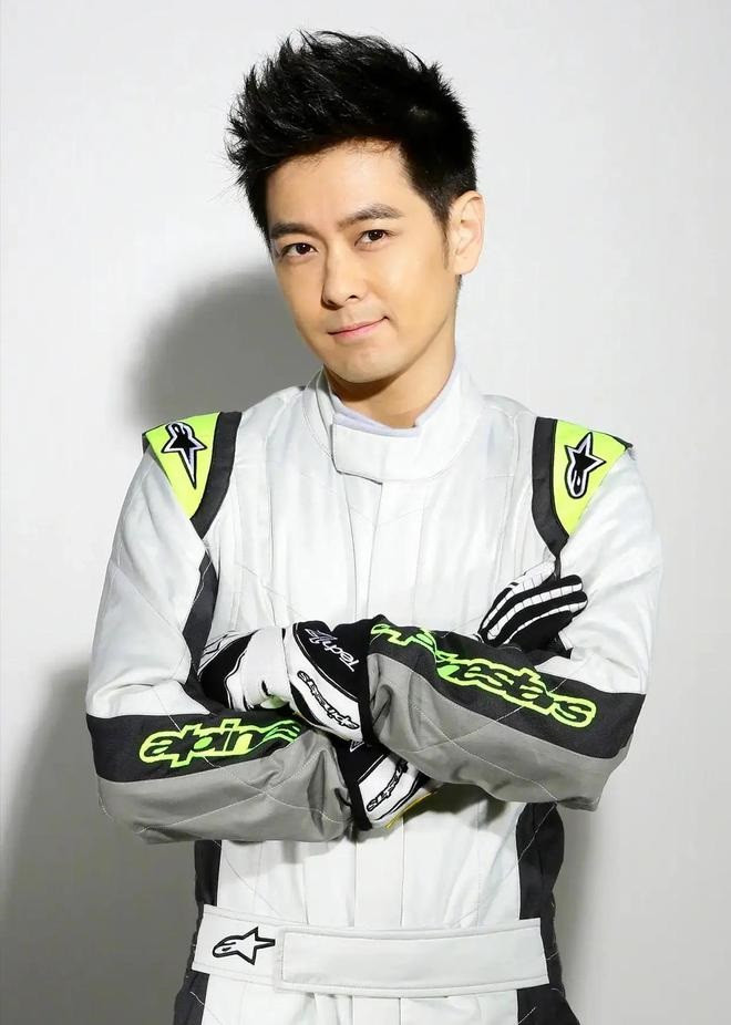 Lâm Chí Dĩnh không từ bỏ niềm đam mê đua xe dù anh suýt mất mạng trên đường tới trường đua. Ảnh: Sohu. Lâm Chí Dĩnh không từ bỏ niềm đam mê đua xe dù anh suýt mất mạng trên đường tới trường đua. Ảnh: Sohu.