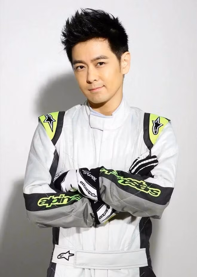 Lâm Chí Dĩnh không từ bỏ niềm đam mê đua xe dù anh suýt mất mạng trên đường tới trường đua. Ảnh: Sohu.