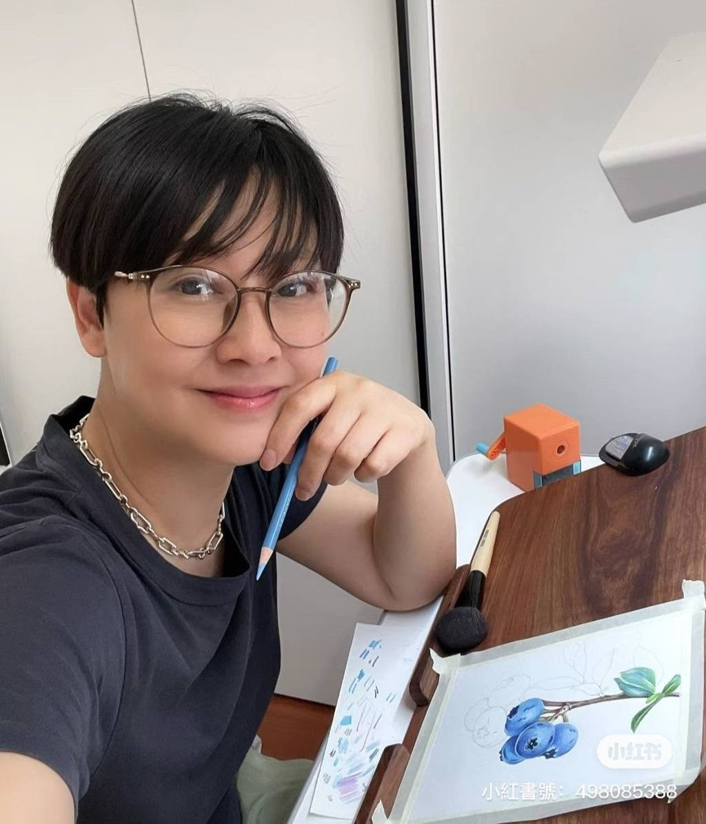 Trương Tây sống một mình tại Bắc Kinh, trong khi Trương Vệ Kiện chăm sóc mẹ già tại Hong Kong, Trung Quốc.