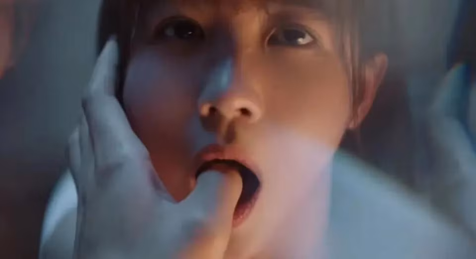 Trailer của phim tràn ngập cảnh quyến rũ nóng bỏng dù là phim ngôn tình thanh xuân.