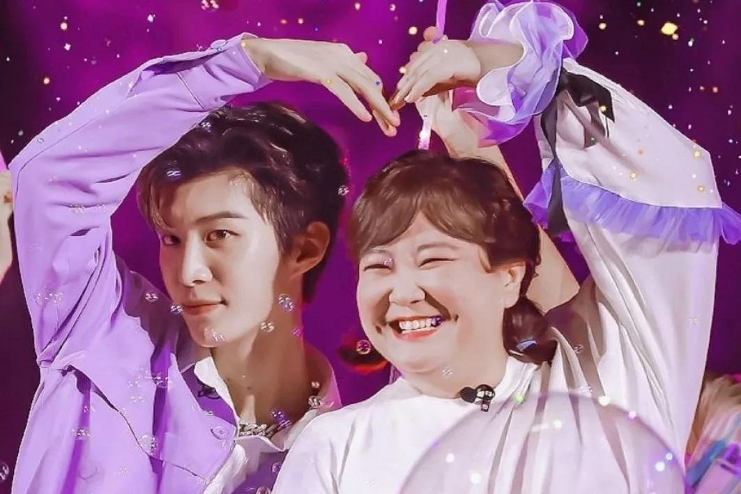 Phạm Thừa Thừa và Giả Linh thân thiết trên show. Phạm Thừa Thừa và Giả Linh thân thiết trên show.