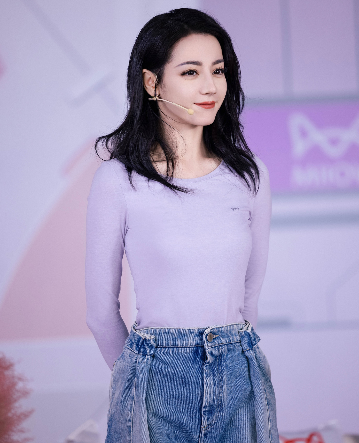 Một hình ảnh khác (áo trắng) của Địch Lệ Nhiệt Ba vào ngày 28/2. Một hình ảnh khác (áo trắng) của Địch Lệ Nhiệt Ba vào ngày 28/2.