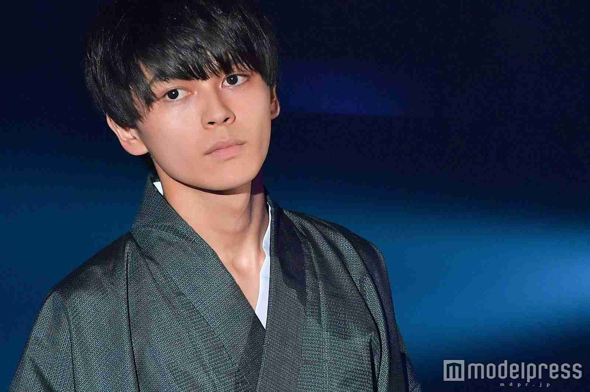 Arata Mackenyu và em trai (ảnh cuối) cùng thông báo đã kết hôn trong một ngày. Arata Mackenyu và em trai (ảnh cuối) cùng thông báo đã kết hôn trong một ngày.