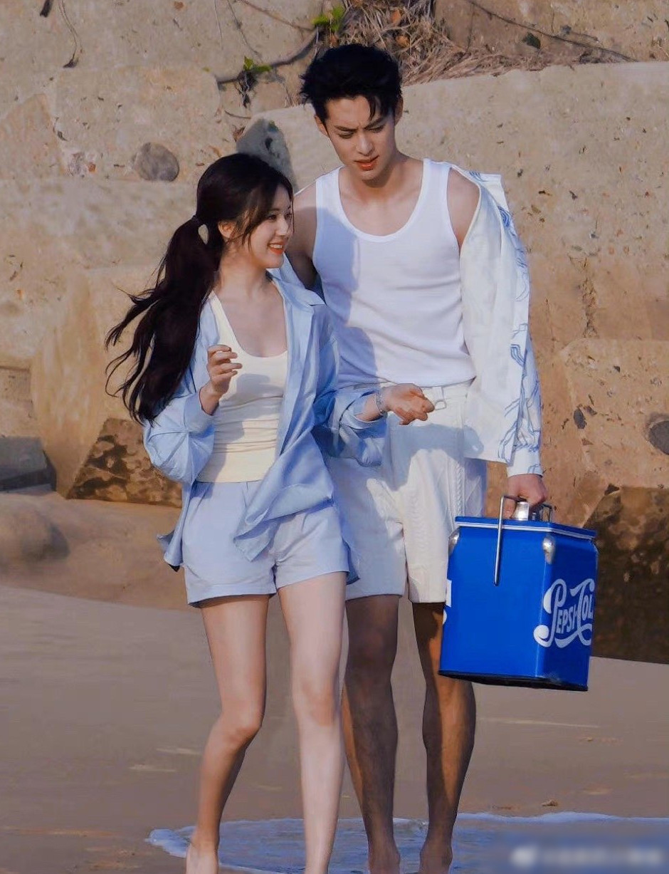 Triệu Lộ Tư và Vương Hạc Đệ trở thành đề tài bàn luận nóng nhờ loạt ảnh ngọt ngào bên nhau. Triệu Lộ Tư và Vương Hạc Đệ trở thành đề tài bàn luận nóng nhờ loạt ảnh ngọt ngào bên nhau.